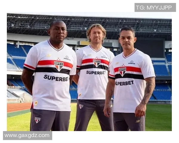 足球球星球衣内穿的时尚单品大揭密 足球球星球衣内穿的时尚单品大揭密