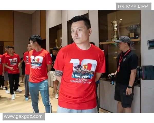 足球球星经典衬衫收藏展示引领球迷时尚潮流